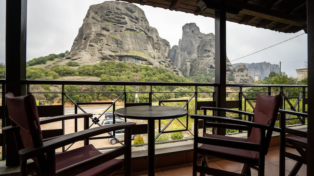 Family Room, Meteora View - Photo 7
