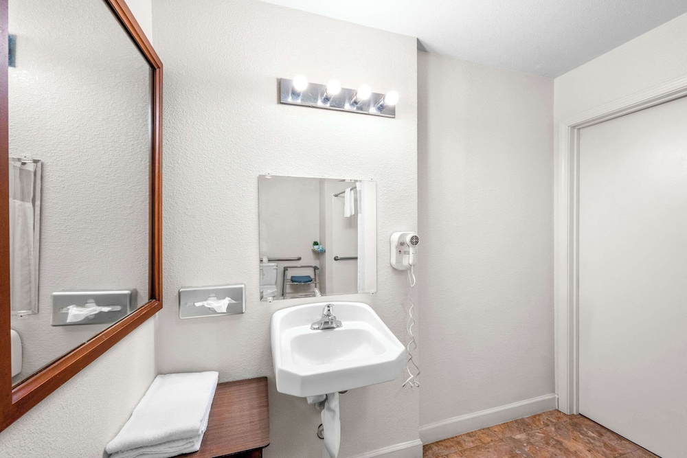 Room, 2 Queen Beds, Accessible, Non Smoking - Photo 4