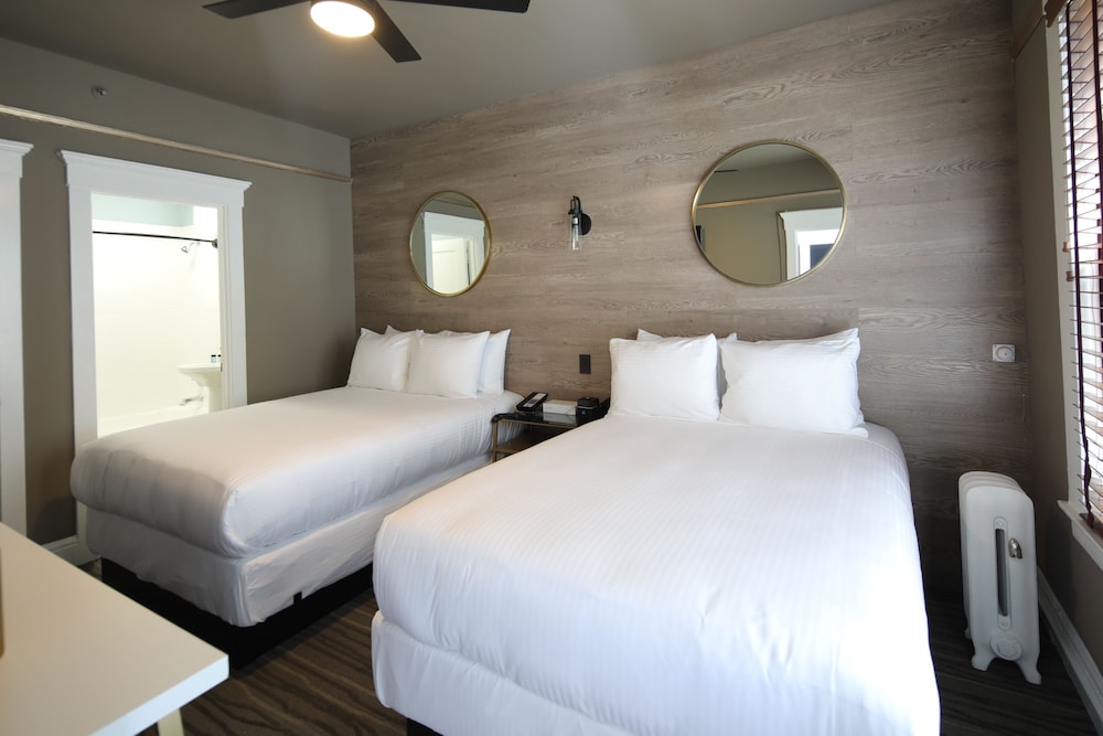 Standard Room, 2 Double Beds, Non Smoking - Photo 1