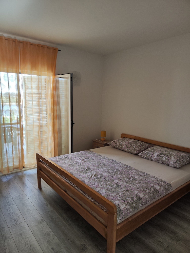 House (Four Bedroom Holiday Home with Terrac)