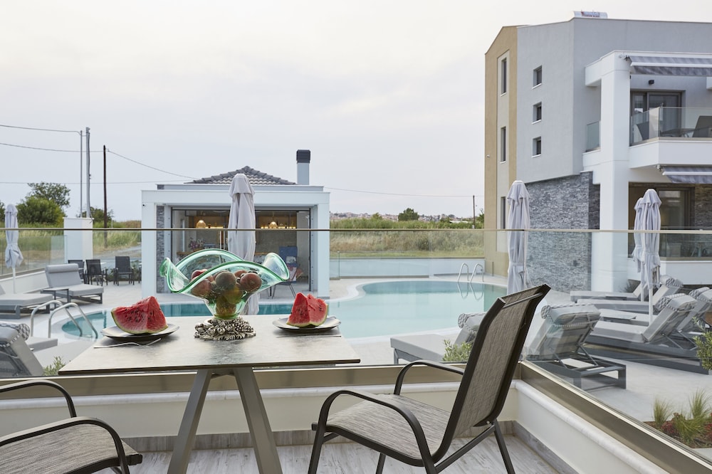 Triple Room, Pool View photo 3