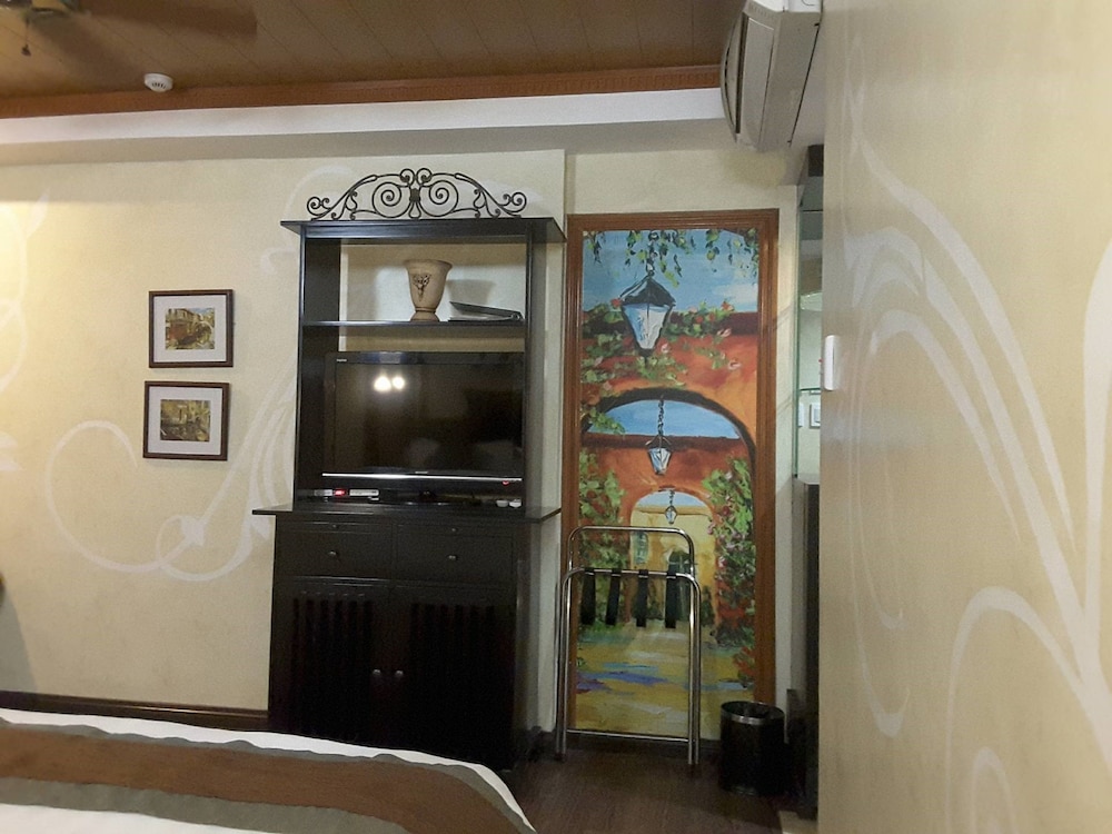 Executive Room - Photo 6
