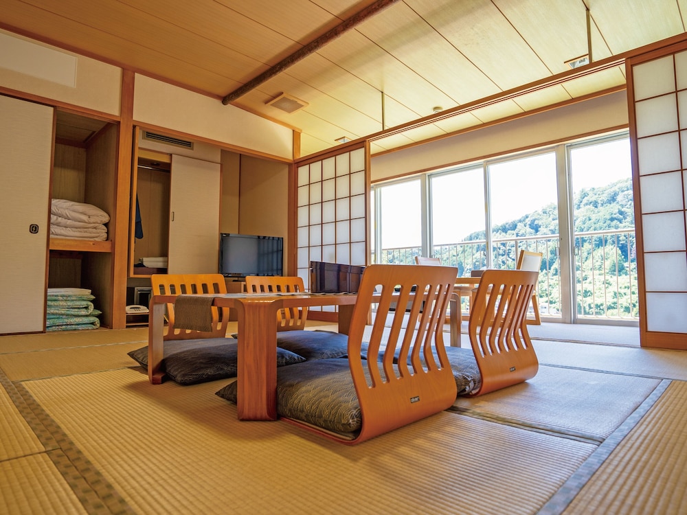 Japanese Style Room for 5 Guests with Shared Bathroom photo 2