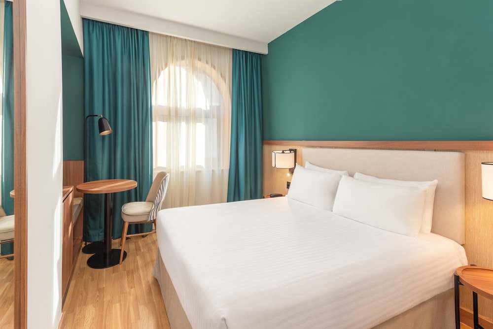 Standard Room, 1 Queen Bed - Photo 3