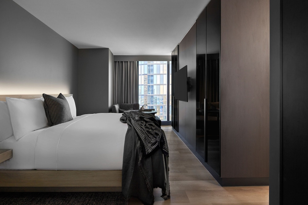 Signature Suite, 1 King Bed, City View - Photo 2