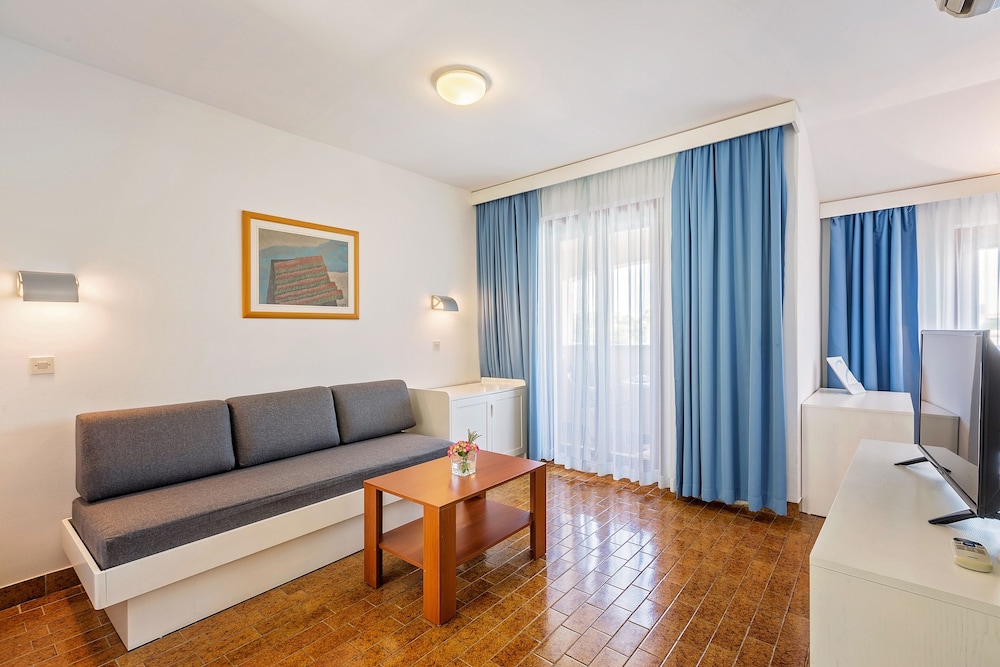 Apartment, 1 Bedroom, Balcony, Sea Facing photo 1