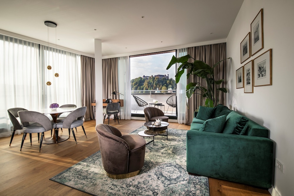 Signature Suite, Terrace, City View