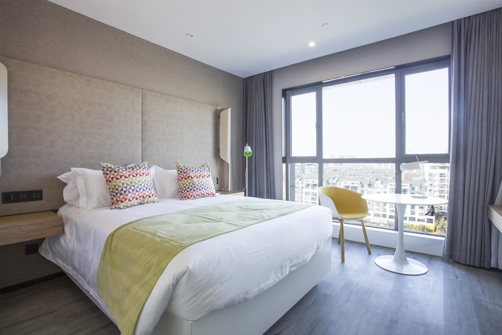 Superior Room, 1 King Bed photo 2