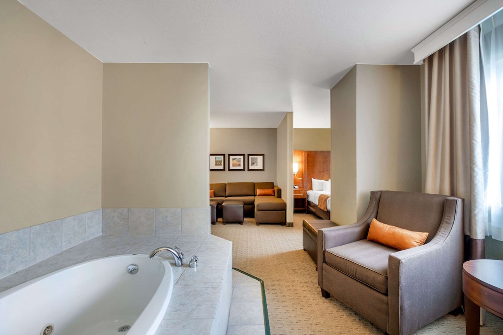 Suite, 1 King Bed, Non Smoking, Hot Tub - Photo 7