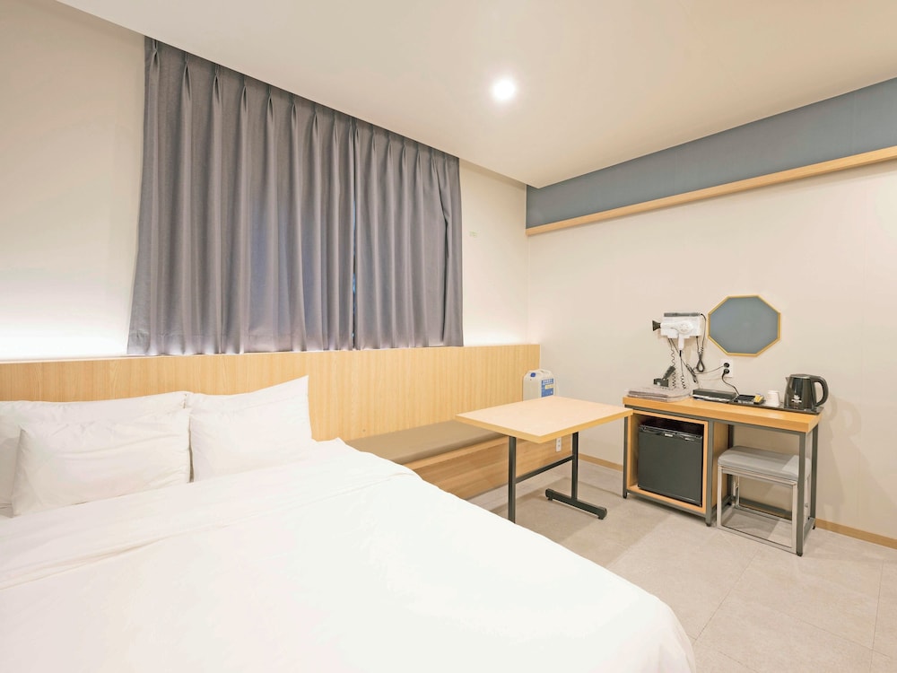 Premium Double Room - Photo 9