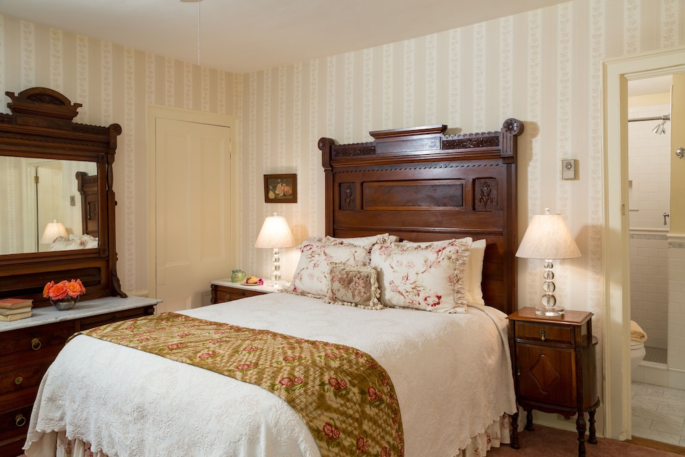 Standard Room, 1 Queen Bed photo 1