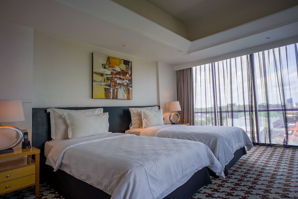 Prominent Suite - Photo 13