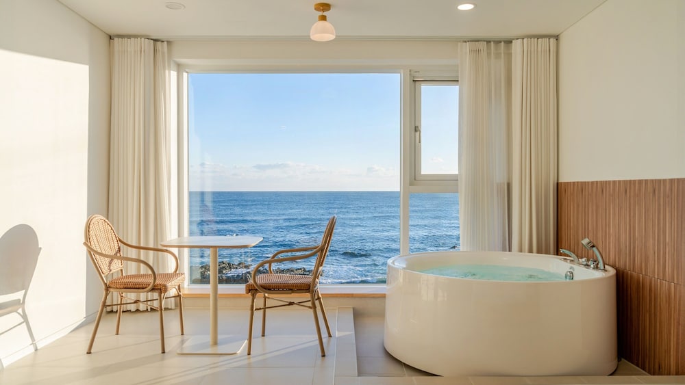 Basic Room, 1 Bedroom (Room 303 (Oceanview/Spa)) photo 2