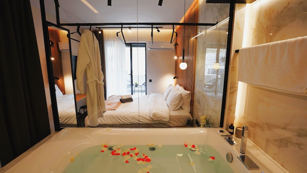 Luxury Double Room, 1 Queen Bed, Hot Tub, City View