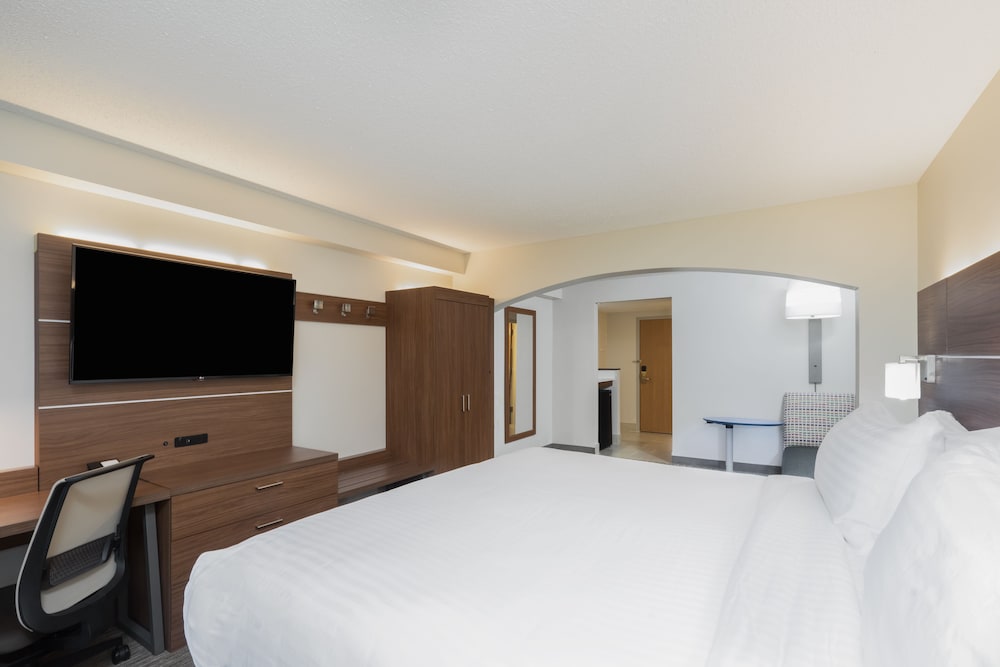 Standard Room, 1 King Bed photo 3