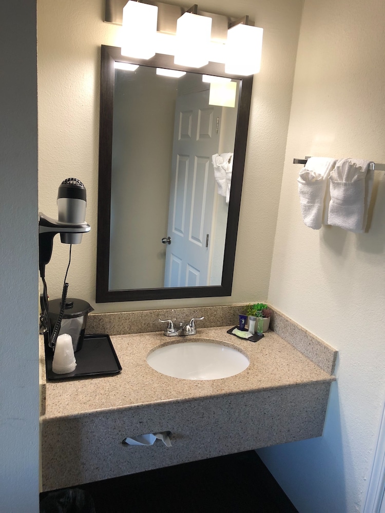 1 King Bed, Nonsmoking, Upgrade - Photo 7