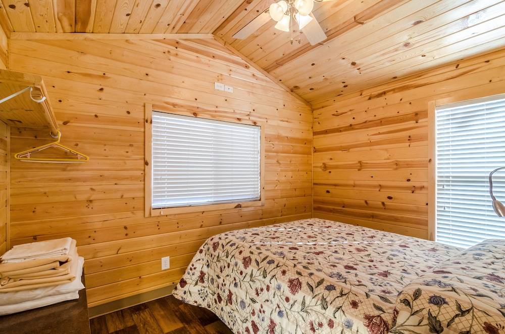 Cottage, 1 Bedroom (Side Entry, No Pets, Linens Available) photo 1