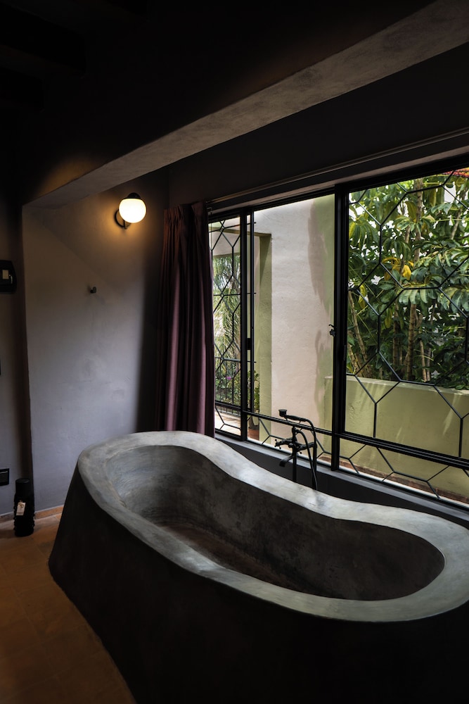 Signature Suite, Courtyard View photo 3