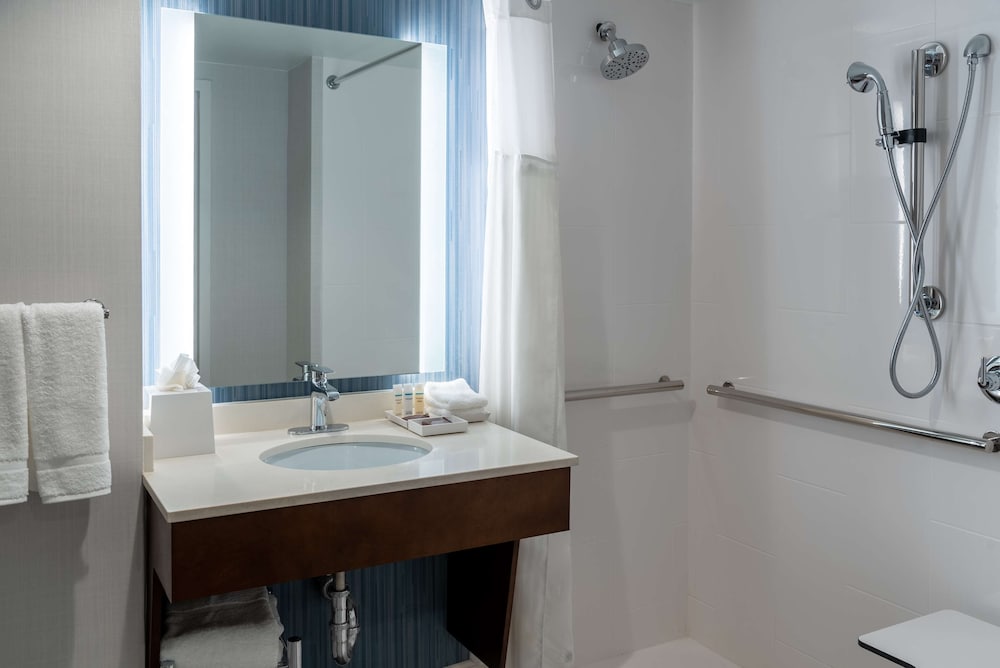 Junior Suite, 1 King Bed, Accessible - Photo 2