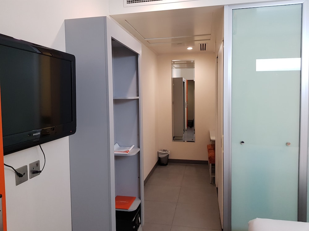 Standard Twin Room (with Window) photo 2