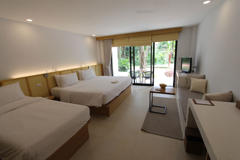 Deluxe Triple Room, Multiple Beds, Garden View - Photo 6