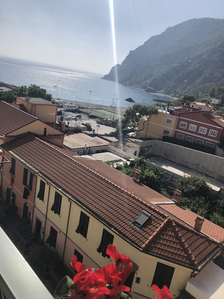 Deluxe Double or Twin Room, 1 Bedroom, Sea View, Beachside photo 3