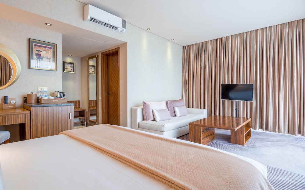 Deluxe Double Room, 1 King Bed, Pool View photo 1
