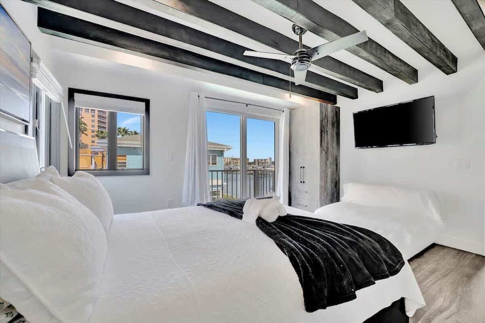 Design Studio Suite, 1 Queen Bed, Bay View photo 2