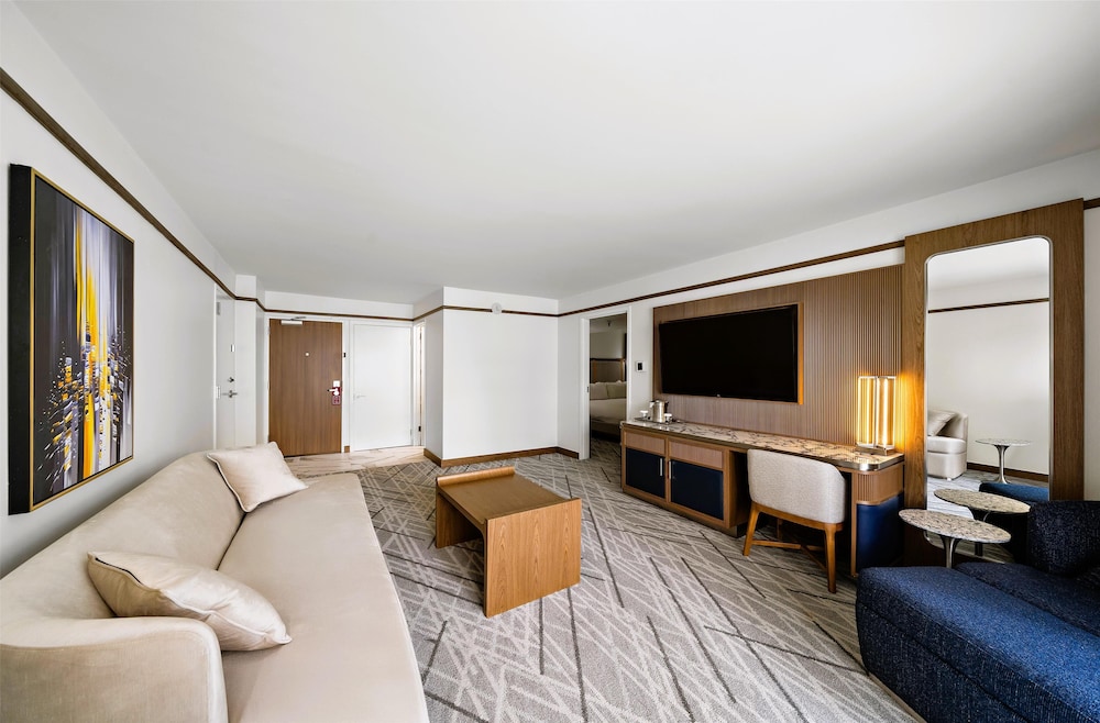 Suite, 1 King Bed, Patio, Poolside - Photo 4