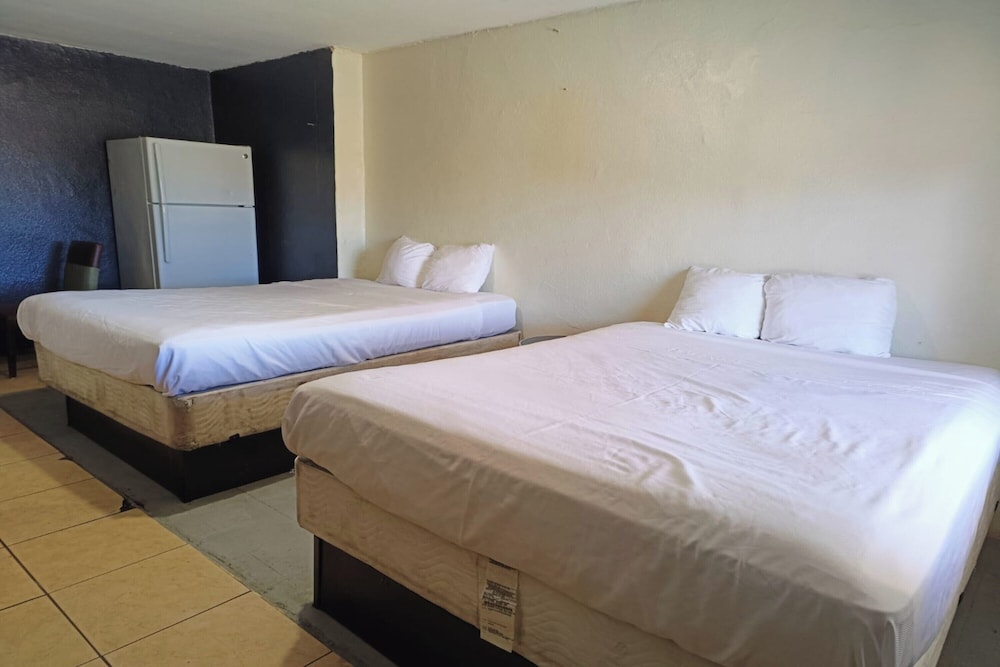 Room, 2 Queen Beds, Kitchenette