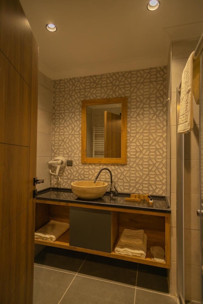 Standard Room, Balcony, Lake View - Photo 5