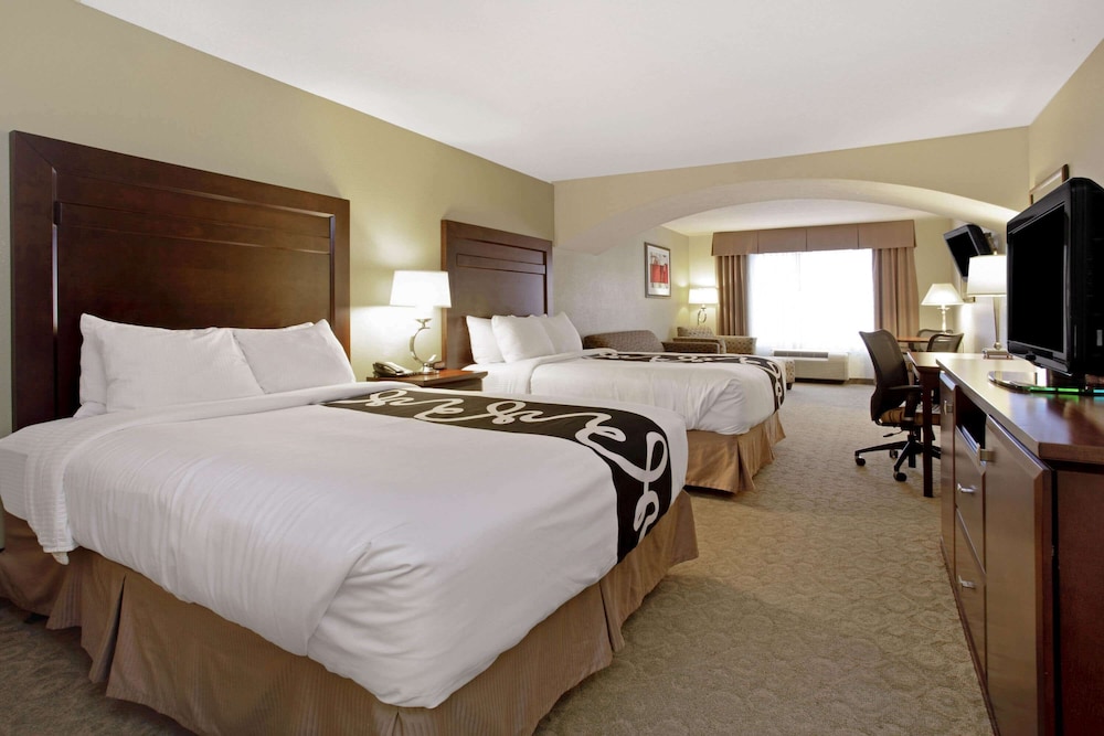 Deluxe Suite, 2 Queen Beds, Non Smoking (Deluxe Executive Suite) - Photo 1