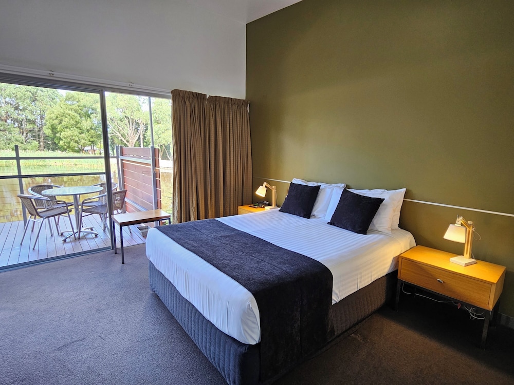 1 Bedroom Lakeside Apartment - Photo 3