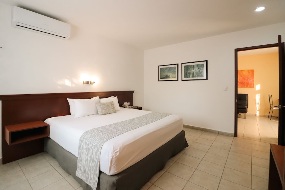 Executive Studio Suite, 1 King Bed, Refrigerator, Garden View