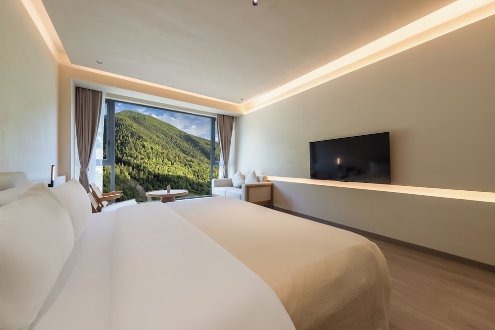 Signature Double Room, Hill View photo 2