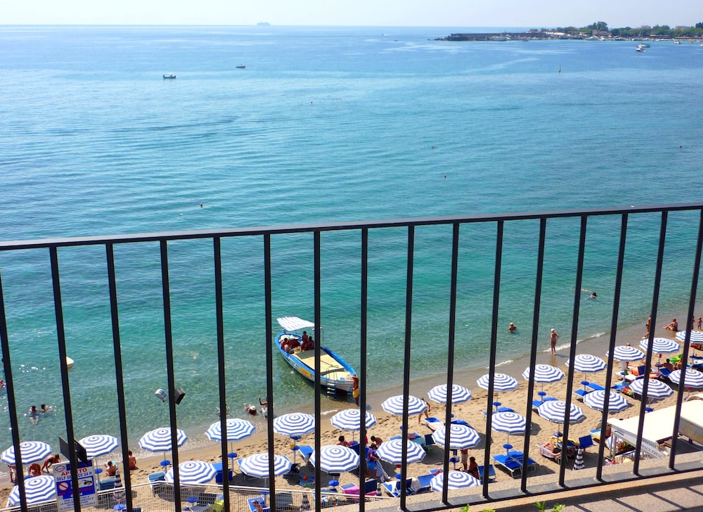 Deluxe Double Room, 1 King Bed, Balcony, Sea Facing - Photo 13