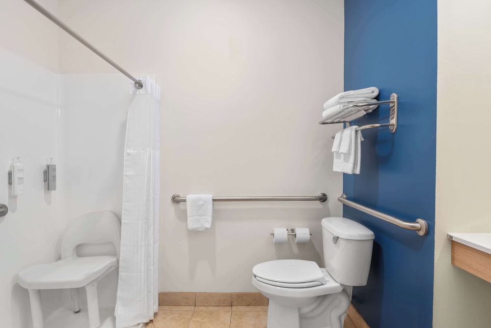 Room, 1 King Bed, Accessible (Mobility & Hearing, Roll-in Shower) photo 2