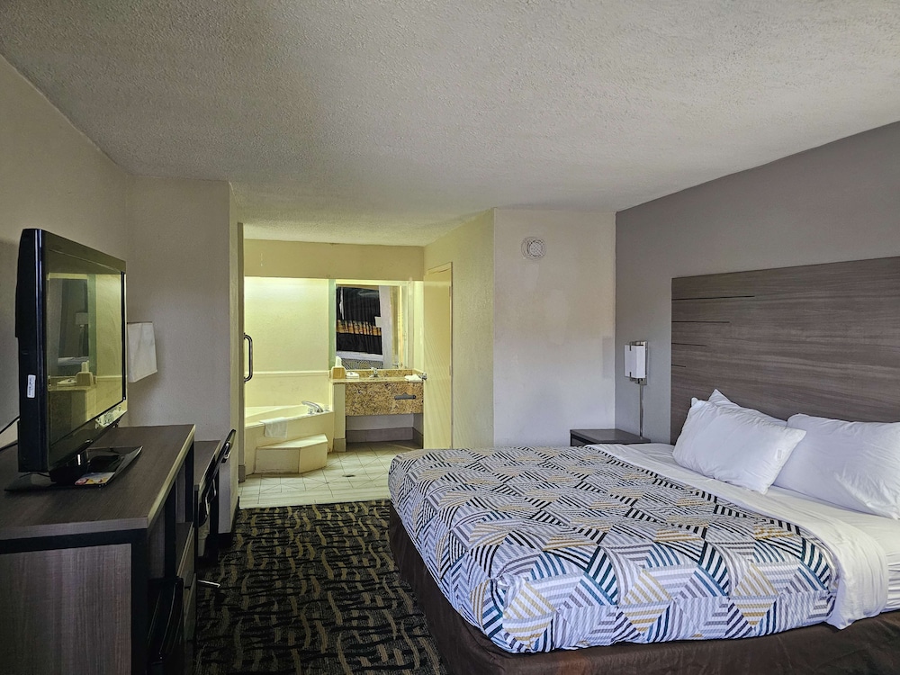 Deluxe Suite, 1 King Bed, Smoking, Hot Tub photo 1