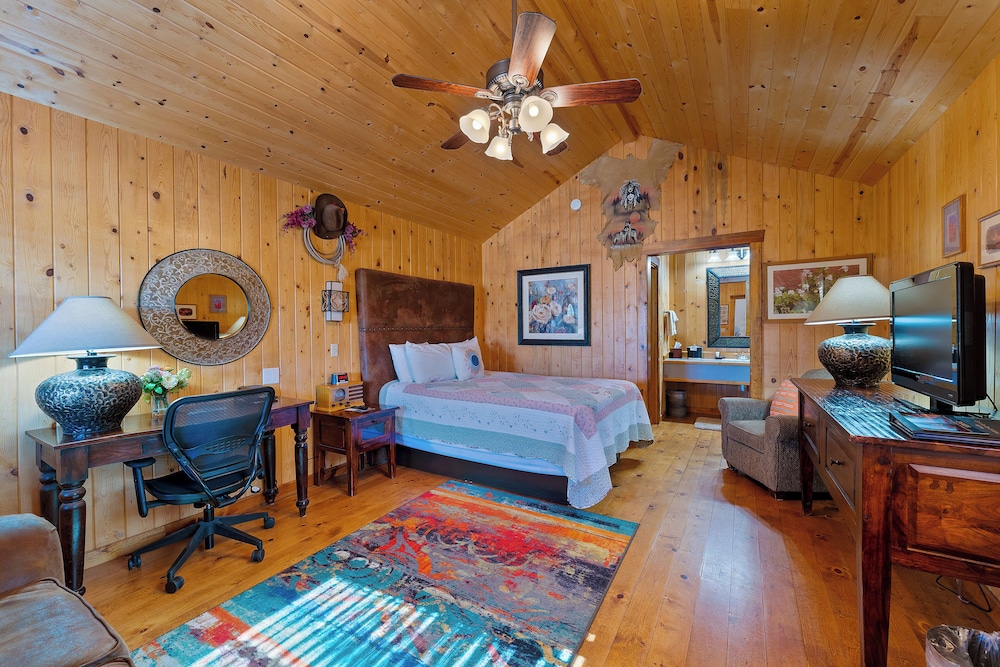 Executive Cabin, 1 King Bed photo 3
