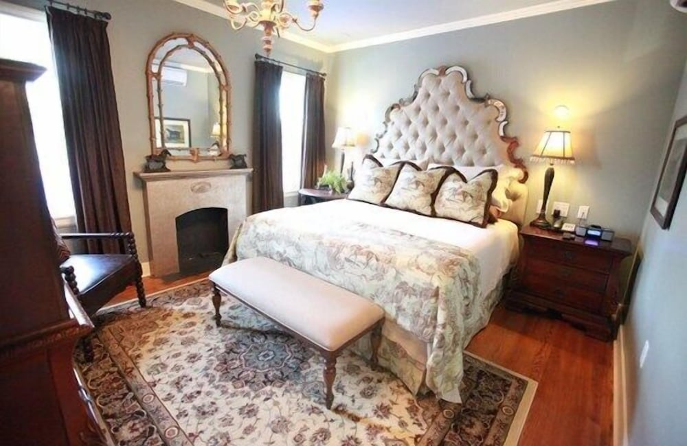 Suite, 1 King Bed - Photo 10