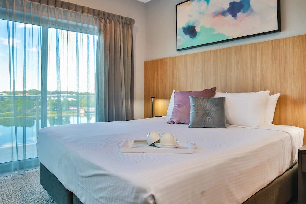 Executive Suite, 1 King Bed, Balcony, Lake View
