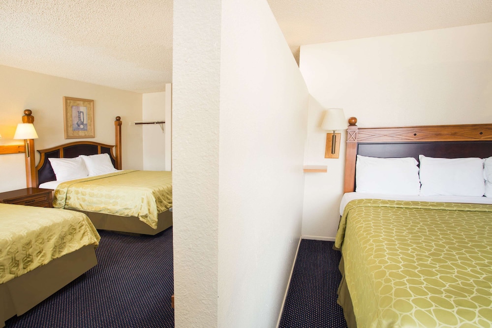 Suite, 2 Queen Beds, Non Smoking, Refrigerator photo 2