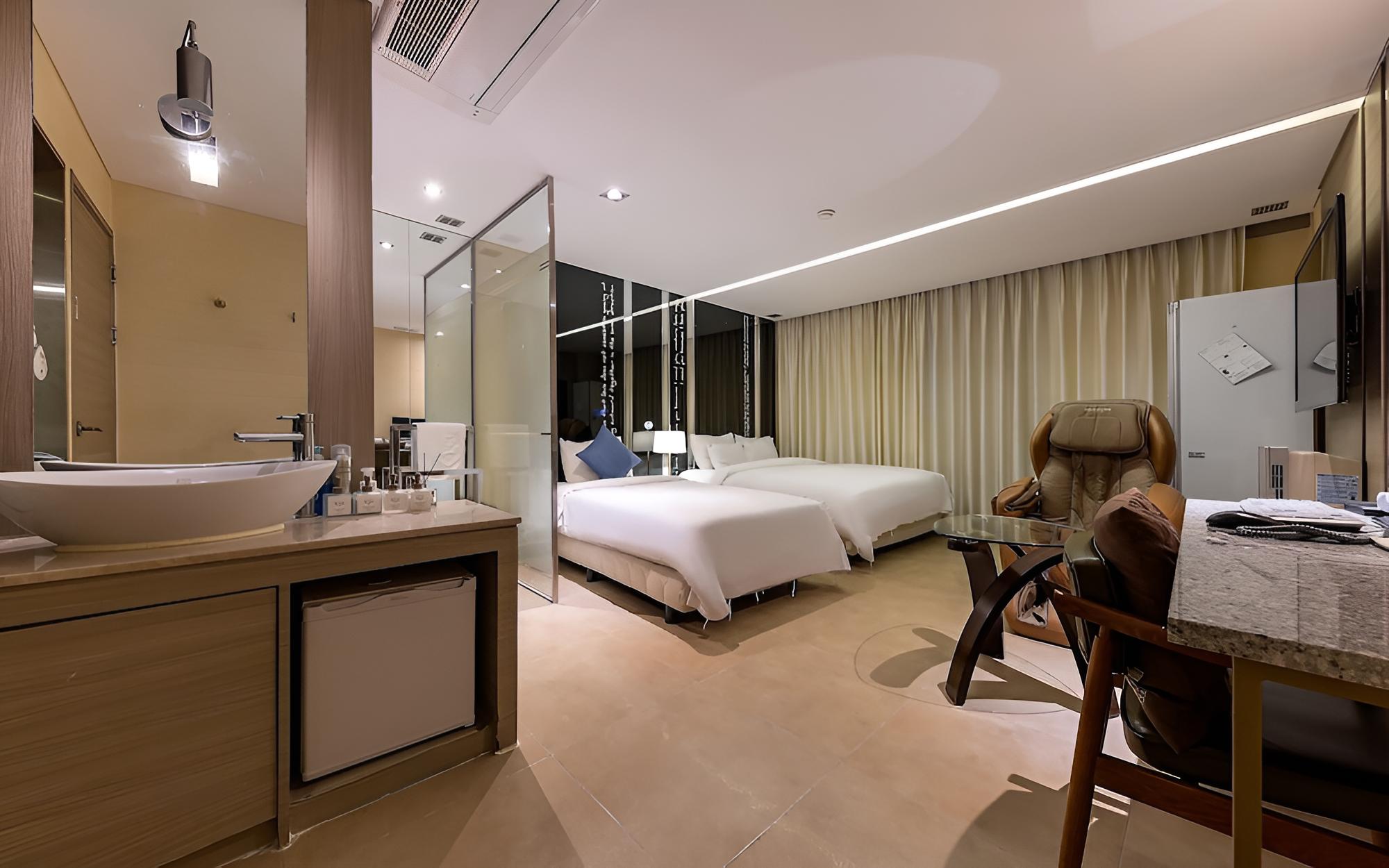 Room (VIP Twin (styler equipped massage cha) photo 2