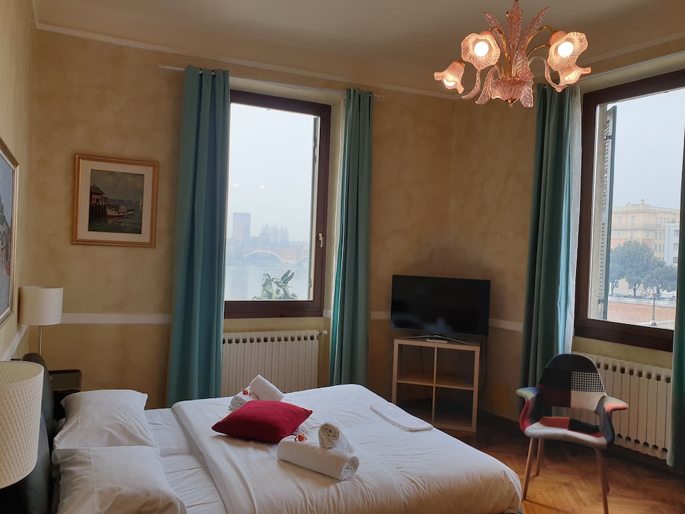 Deluxe Double Room, River View thumbnail 6