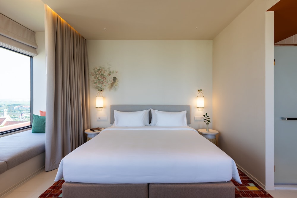 Deluxe Room, 1 King Bed (Premium) - Photo 6