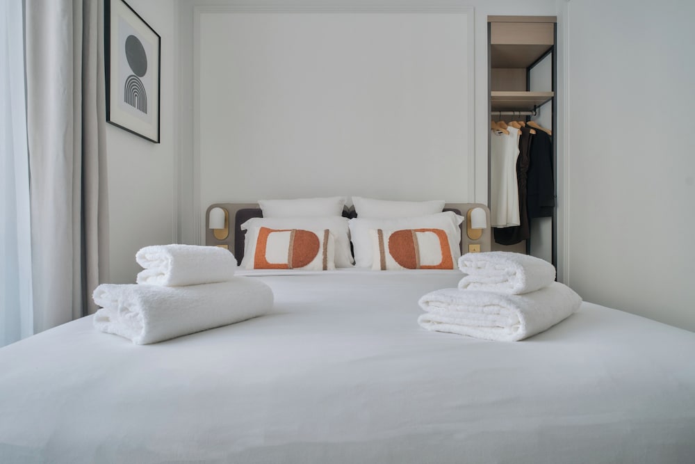 Deluxe One-Bedroom Apartment with City View 301 thumbnail 6