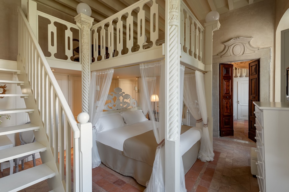 Suite - Photo 1
