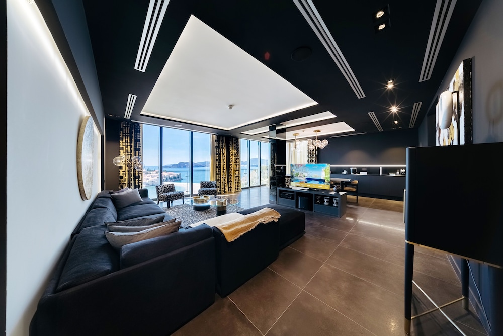 Suite (Elena)