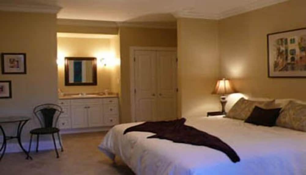 Superior Suite, 1 King Bed, Fireplace photo 1