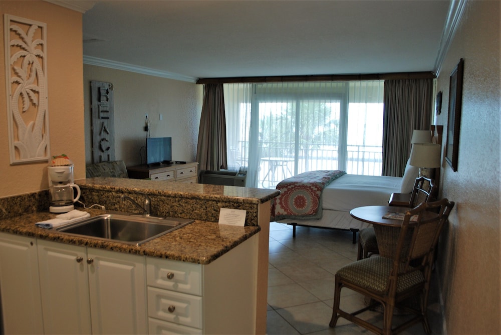 Club Bamboo Gulf Front Studio w/ Balcony photo 3